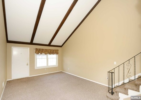 37-2 Tamaron Dr, Waldwick, NJ 07463-1153