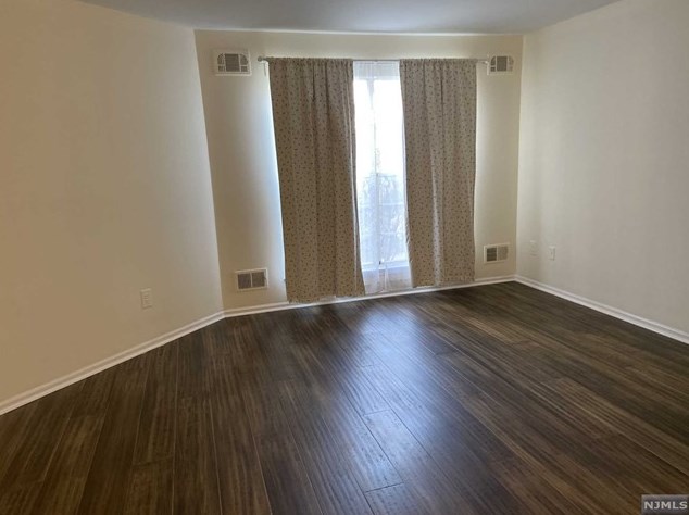 1490 Westgate Dr, West Fort Lee NJ  07024-2149 exterior