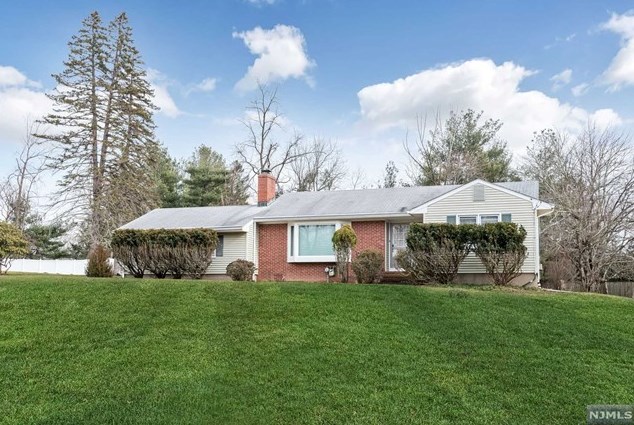 8 Orchard Dr, Upper Saddle River, NJ 07458