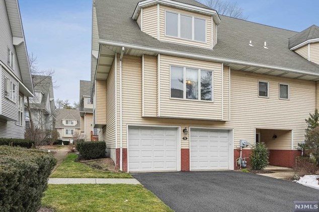 51 Iris Cir, Ridgewood, NJ 07452-3431