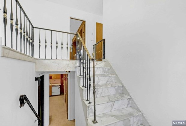 813 Columbus Dr, Teaneck, NJ 07666