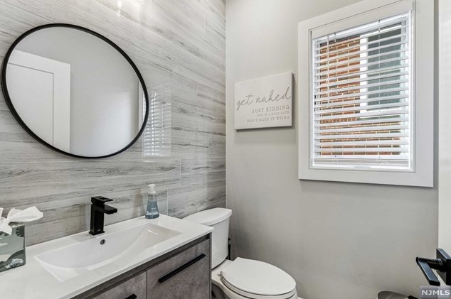 446 Greenmount Ave, Cliffside Park NJ 07010-1633 exterior