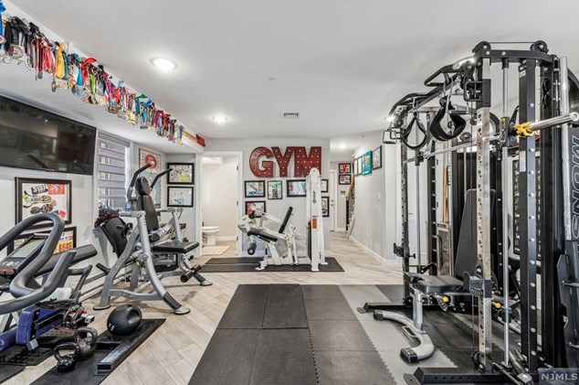 446 Greenmount Ave, Cliffside Park NJ 07010-1633 exterior