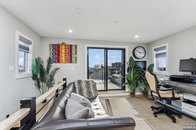 446 Greenmount Ave, Cliffside Park NJ 07010-1633 exterior