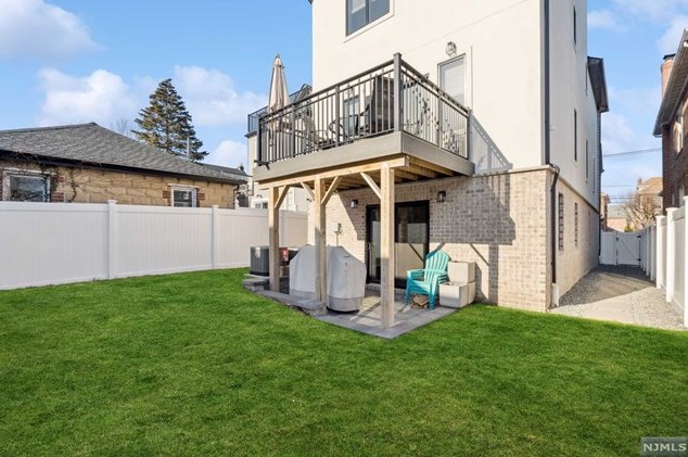 446 Greenmount Ave, Cliffside Park NJ 07010-1633 exterior