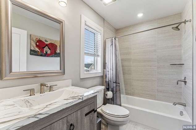 446 Greenmount Ave, Cliffside Park NJ 07010-1633 exterior