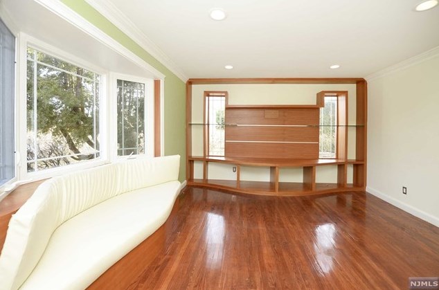 869 South Maple Ave, Ridgewood, NJ 07452