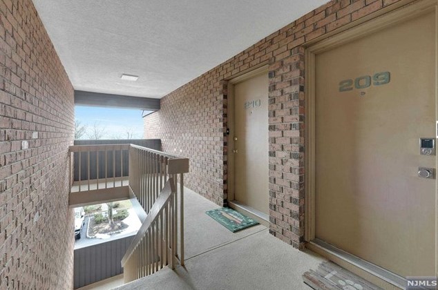 209 Indian Hollow Ct, Mahwah, NJ 07430