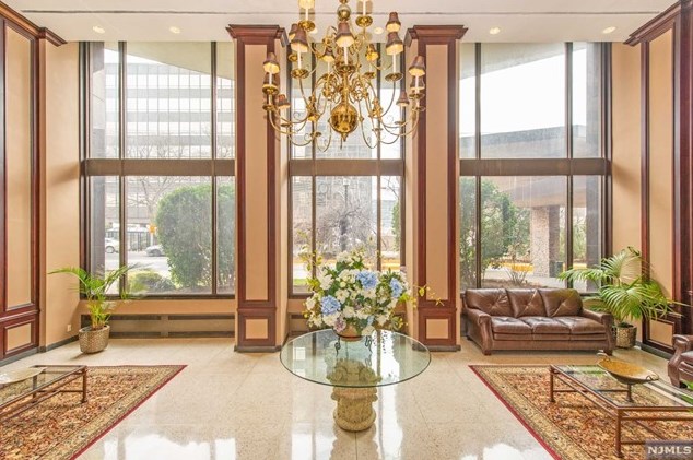2077 Center St #16c, West Fort Lee, NJ 07024