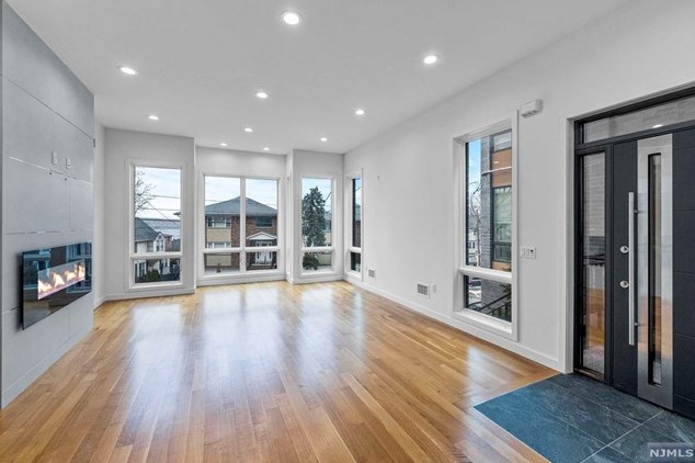 718 Undercliff Ave, Edgewater NJ  07020-1583 exterior
