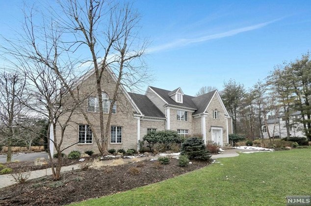 6 Sunflower Dr, Upper Saddle River, NJ 07458-2041
