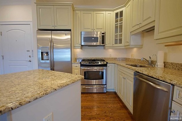 5 Tenakill Park E #304, Cresskill, NJ 07626