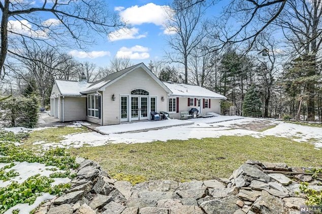 85 Akers Ave, Montvale, NJ 07645