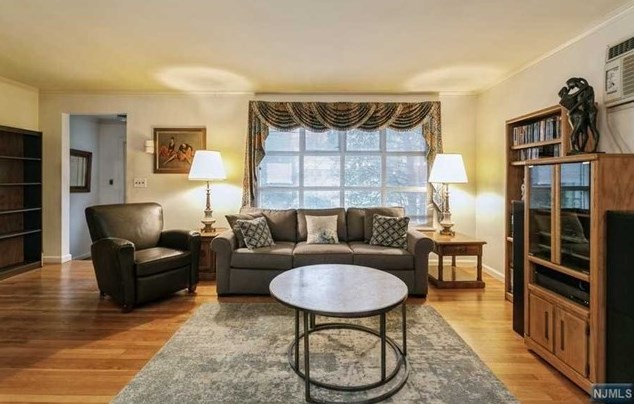 368 Vandelinda Ave, Teaneck, NJ 07666