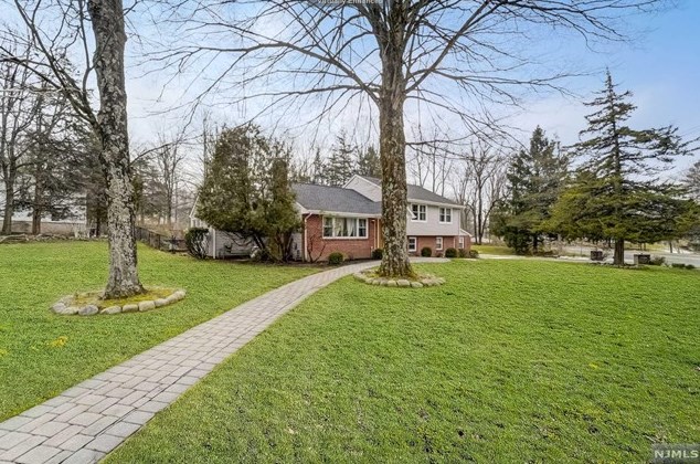 4 Chuckanutt Dr, Oakland, NJ 07436-3001