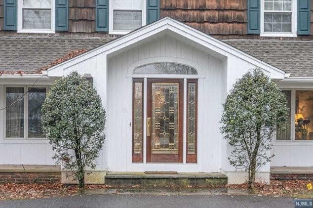 27 Applewood Dr, Upper Saddle River, NJ 07458-1002