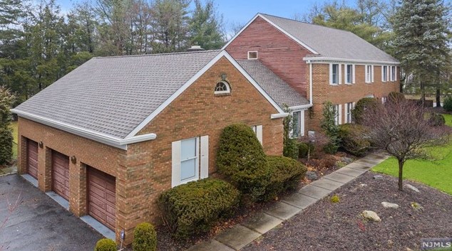 388 Freemans Ln, Franklin Lakes, NJ 07417-1037