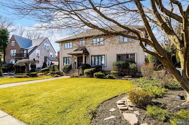1099 Arcadian Way, West Fort Lee, NJ 07024