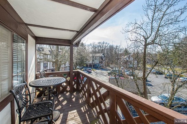 1009 Thoreau Ct, Mahwah NJ  07430-2393 exterior