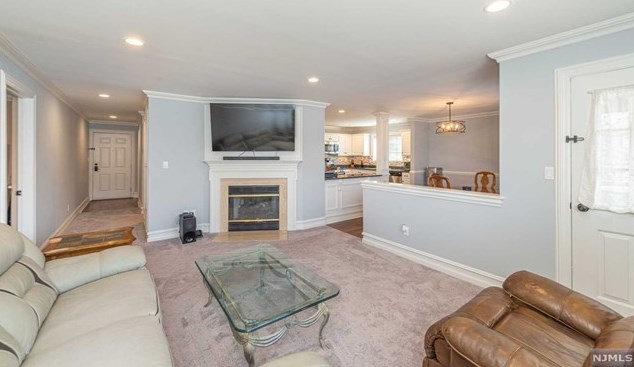 1009 Thoreau Ct, Mahwah NJ  07430-2393 exterior