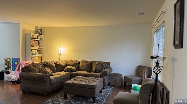 2098 Francis Ct, Mahwah, NJ 07430
