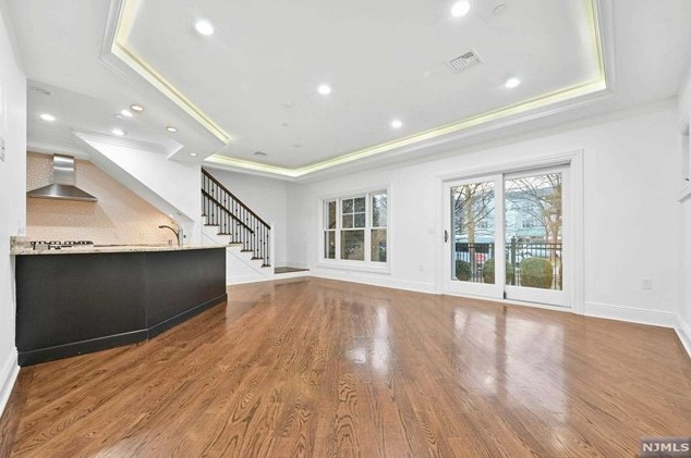 9 Marquis Ct #9, Edgewater, NJ 07020