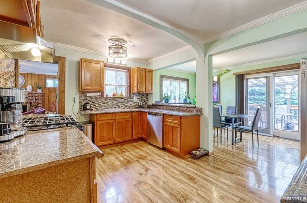 6 Locust St, Elmwood Park, NJ 07407