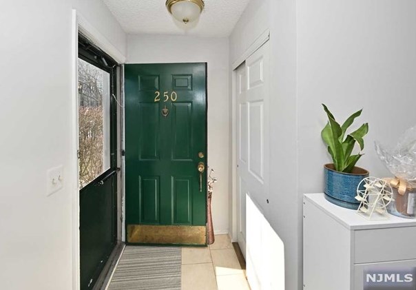 250 Larch Ln, Mahwah, NJ 07430