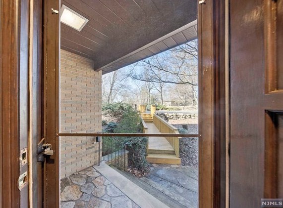 894 Iron Latch Rd, Franklin Lakes, NJ 07417-1434