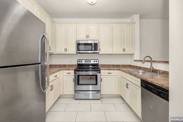 10 Madison Ave #206, Cresskill, NJ 07626