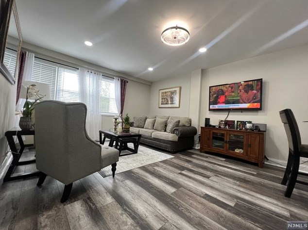39 E 39th St #2t, Paterson, NJ 07514