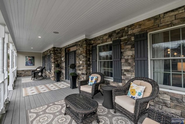 4 Nadler Ct, Allendale, NJ 07401