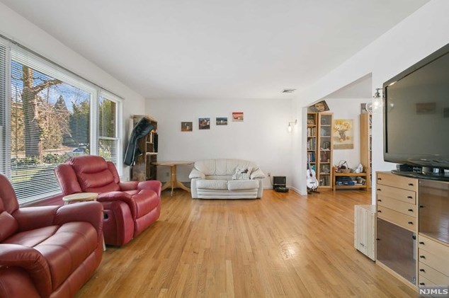 10 Hillside Ave, Cresskill, NJ 07626