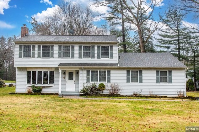 7 Lakeside Dr, Boonton, NJ 07005