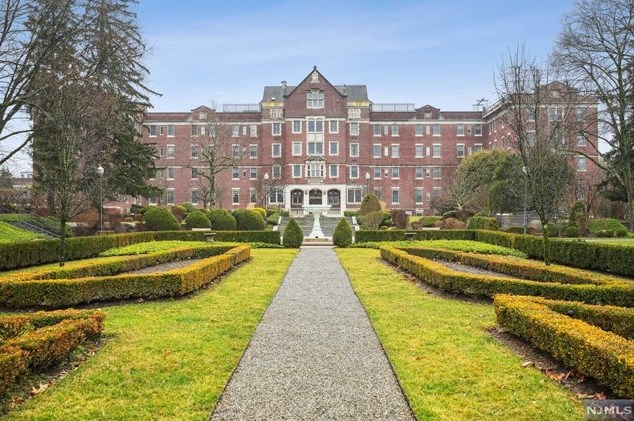 5201 Rio Vista Dr, Mahwah NJ  07430-4508 exterior