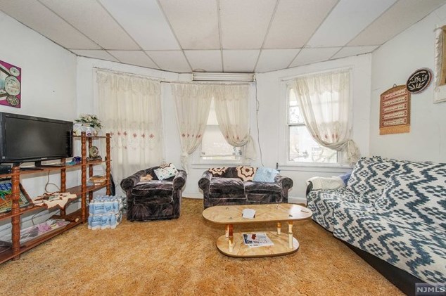 32 Montclair Ave, Clifton NJ 07011-2822 exterior