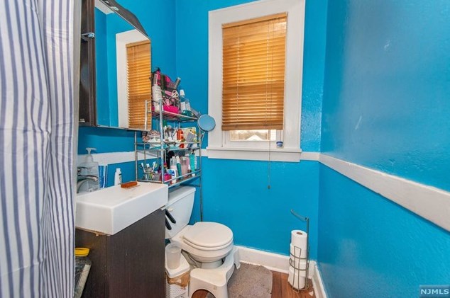 32 Montclair Ave, Clifton NJ 07011-2822 exterior