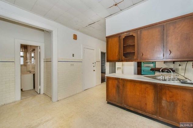 32 Montclair Ave, Clifton NJ 07011-2822 exterior