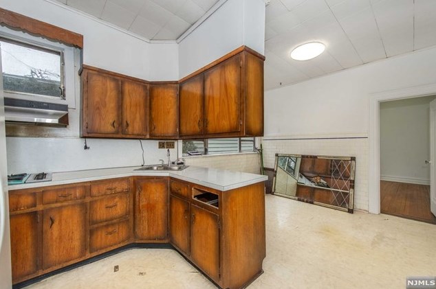 32 Montclair Ave, Clifton NJ 07011-2822 exterior