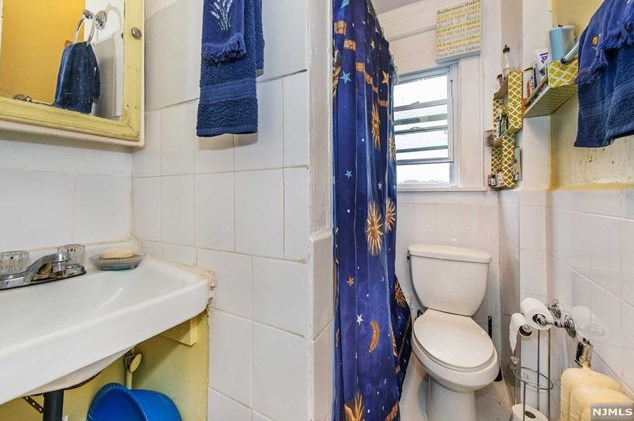 32 Montclair Ave, Clifton NJ 07011-2822 exterior