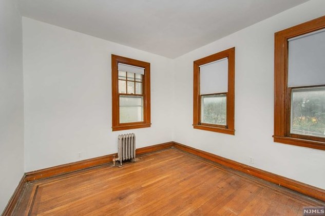 32 Montclair Ave, Clifton NJ 07011-2822 exterior