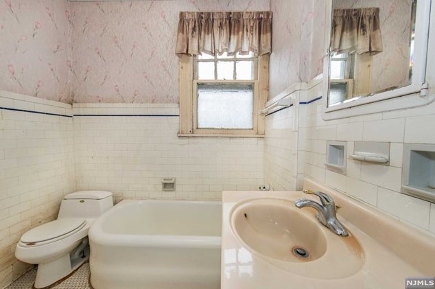 32 Montclair Ave, Clifton NJ 07011-2822 exterior