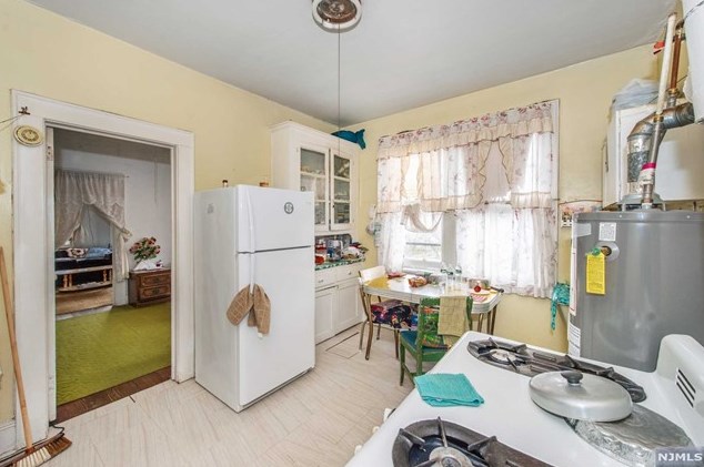 32 Montclair Ave, Clifton NJ 07011-2822 exterior