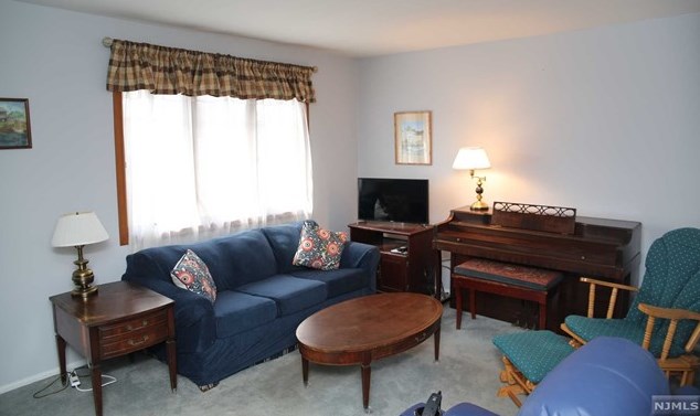 37 Richard Dr, Waldwick, NJ 07463