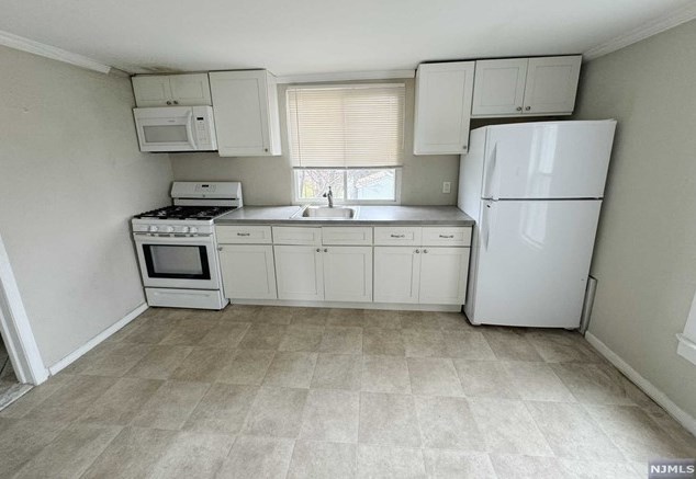 21 Avenue D, Lodi, NJ 07644-1901