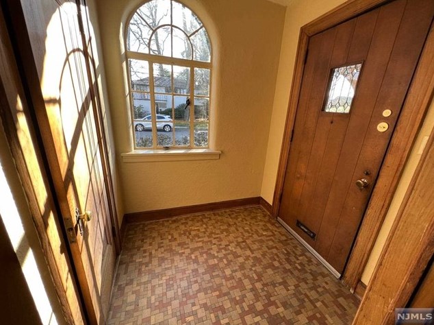 573 Standish Rd, Teaneck, NJ 07666