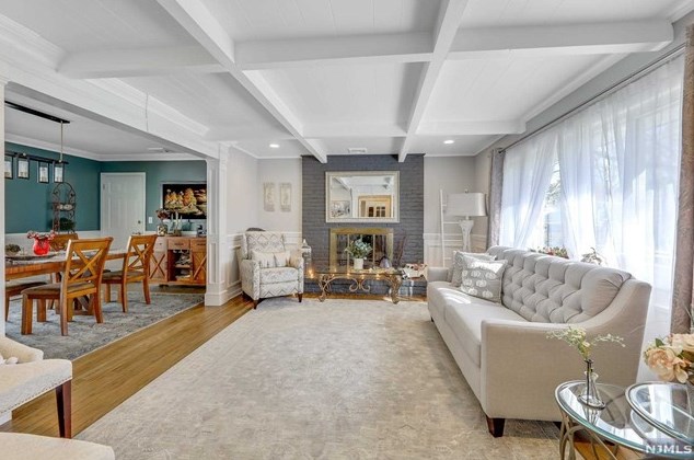 822 Arbor Rd, Paramus NJ  07652-4030 exterior