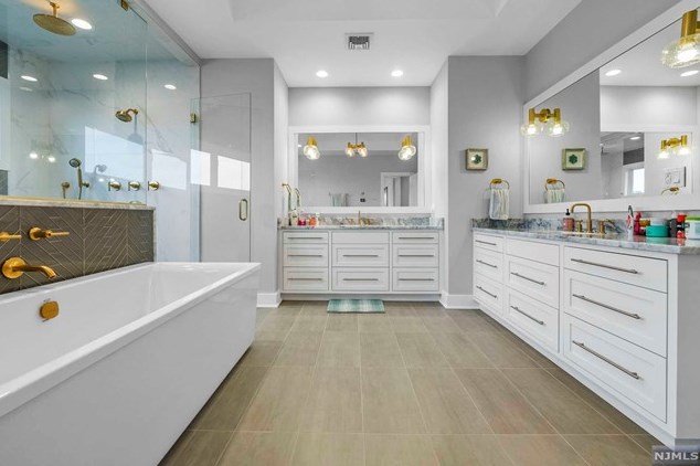 310 Mccloud Dr, West Fort Lee NJ  07024-5321 exterior