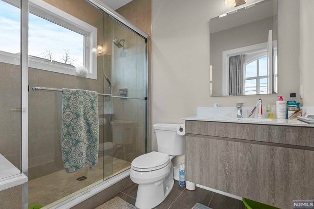 310 Mccloud Dr, West Fort Lee NJ  07024-5321 exterior