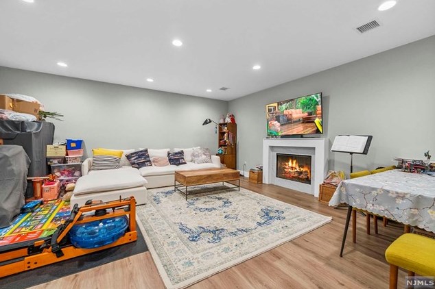 310 Mccloud Dr, West Fort Lee NJ  07024-5321 exterior